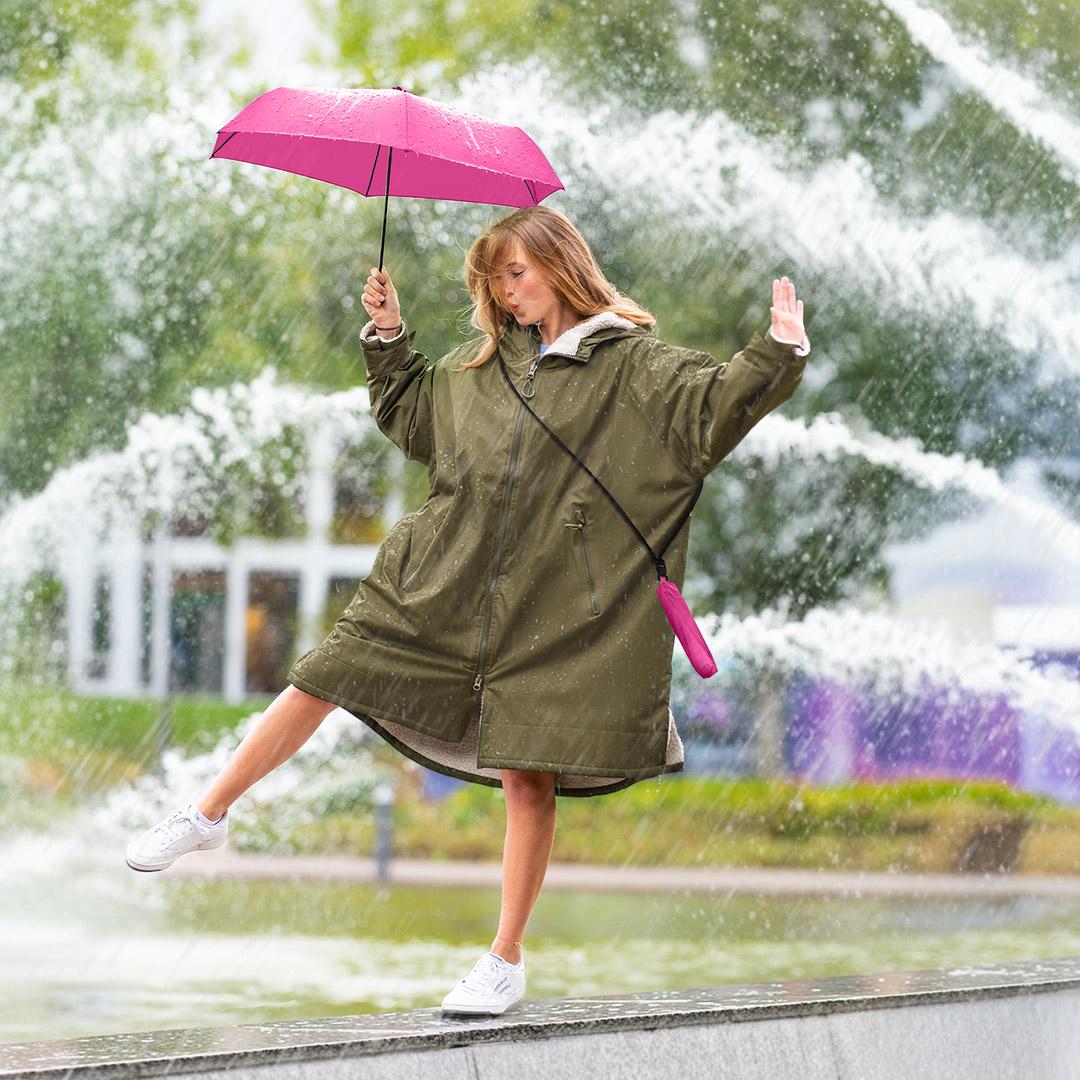 Superleichter Regenschirm mit abnehmbarem Umhängeband und UV-Schutz Superleichter Regenschirm mit abnehmbarem Umhängeband und UV-Schutz
